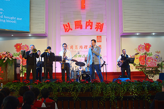 邓福乐队表演中.jpg